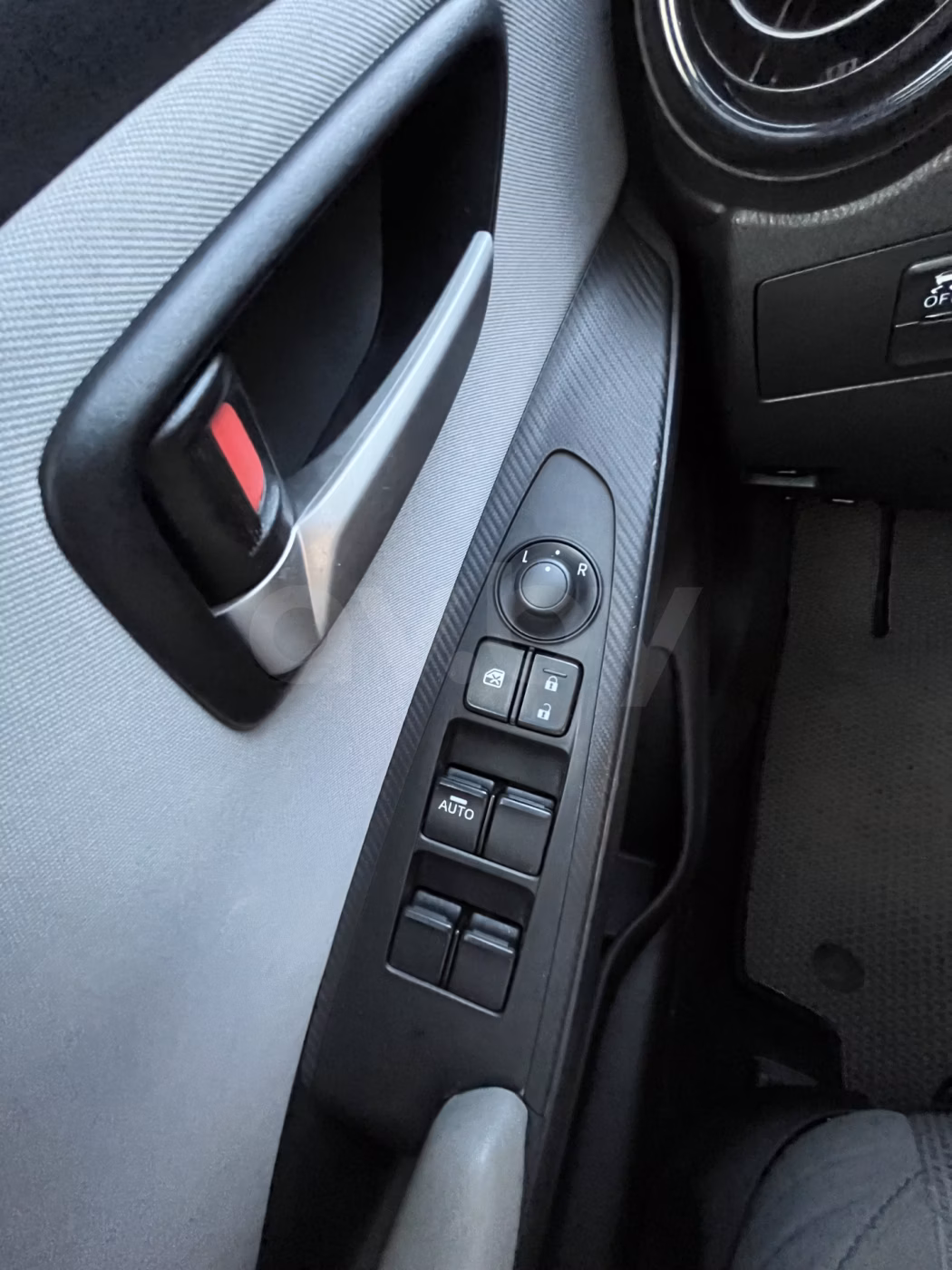 Toyota Yaris фото 15