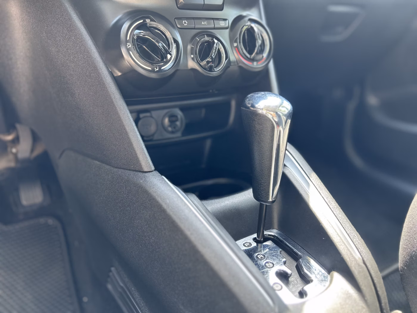 Peugeot 208 фото 19