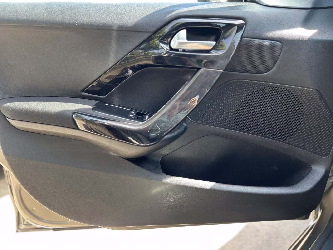 Peugeot 208 фото 18