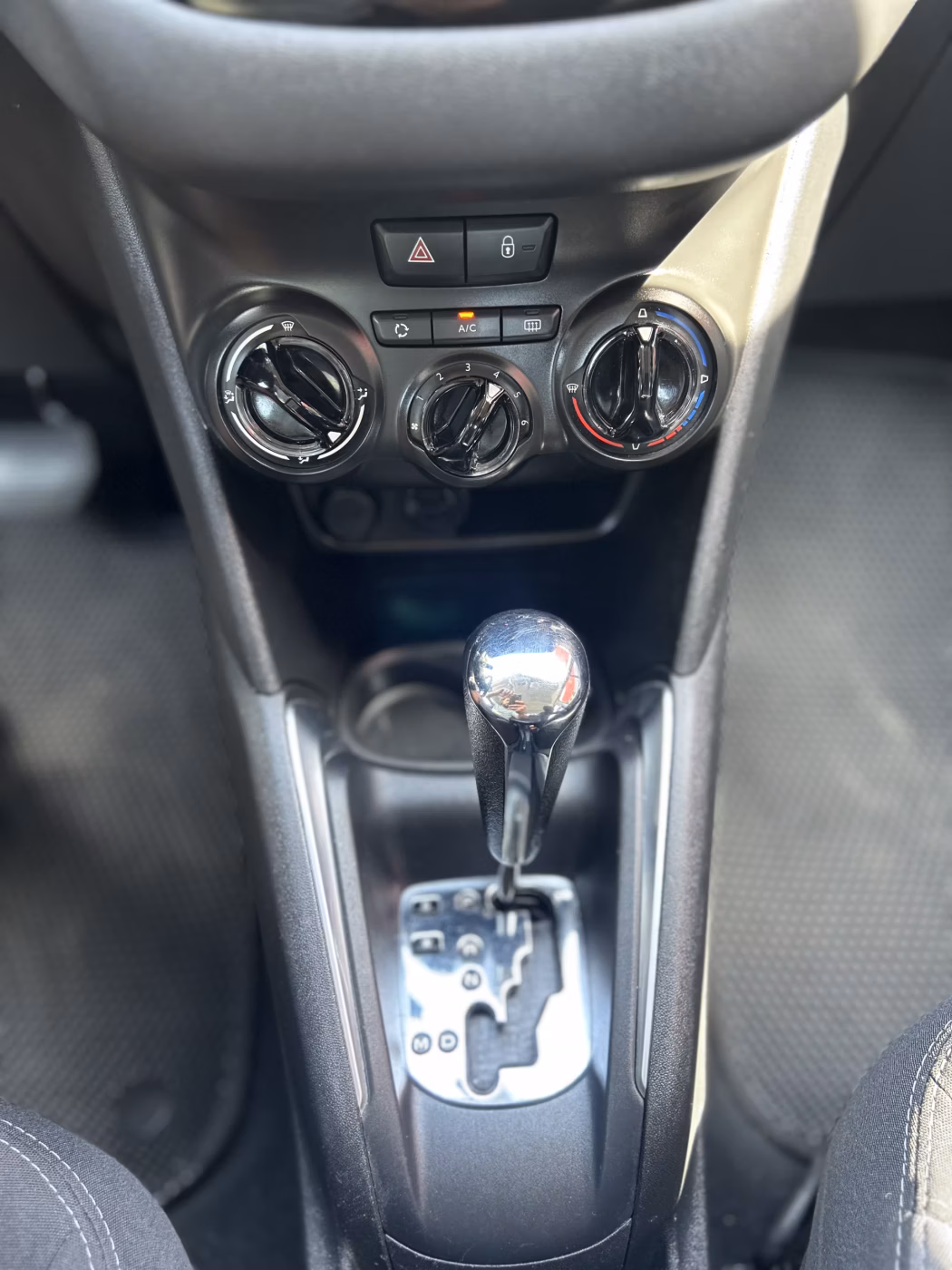 Peugeot 208 фото 15