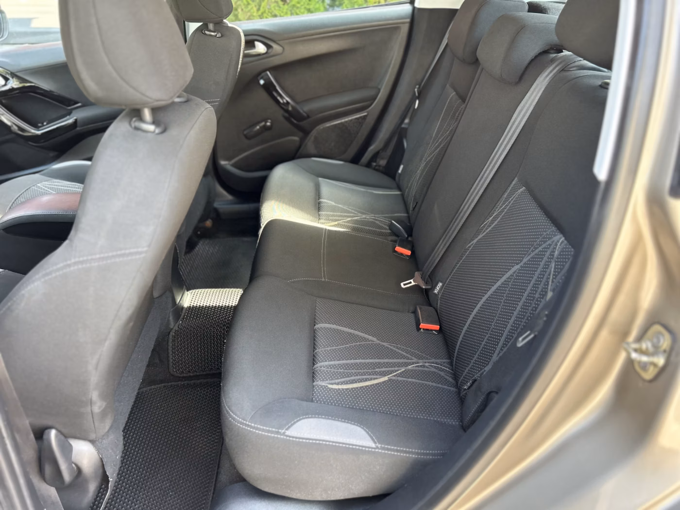 Peugeot 208 фото 11