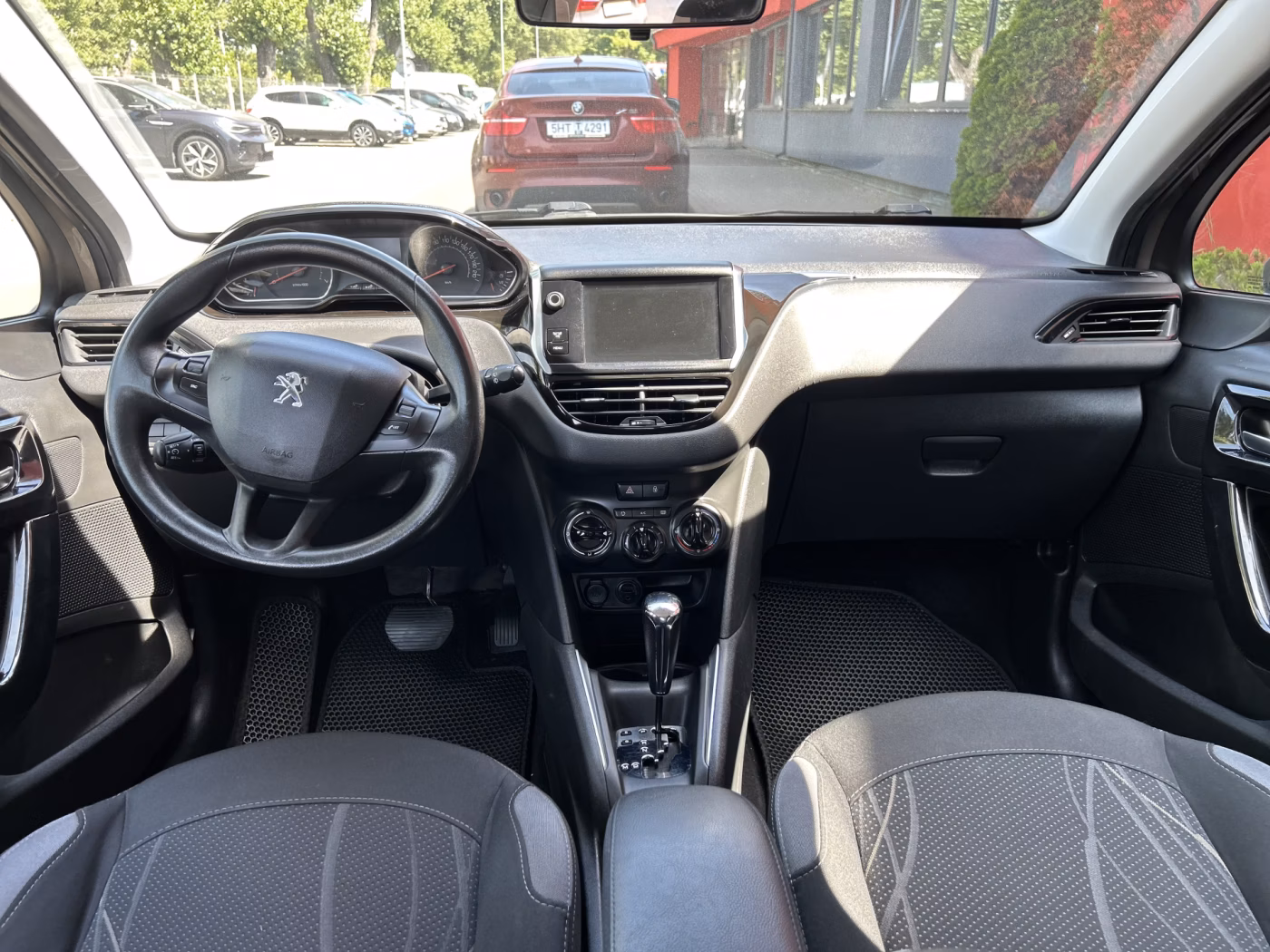 Peugeot 208 фото 12
