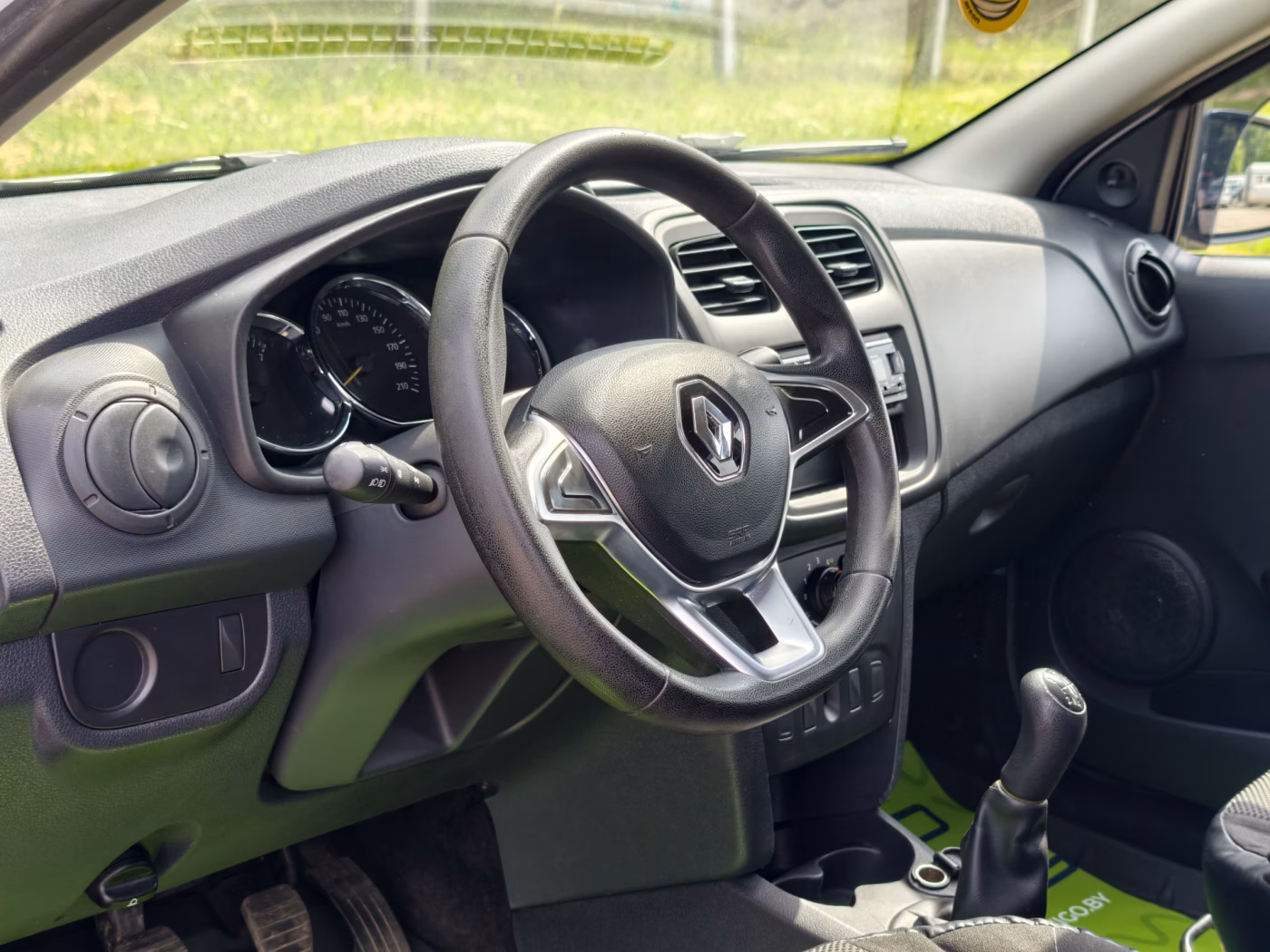 Renault Sandero фото 9