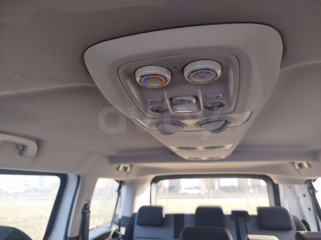 Peugeot Traveller фото 17