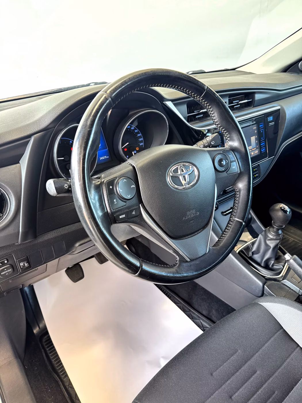 Toyota Auris фото 11
