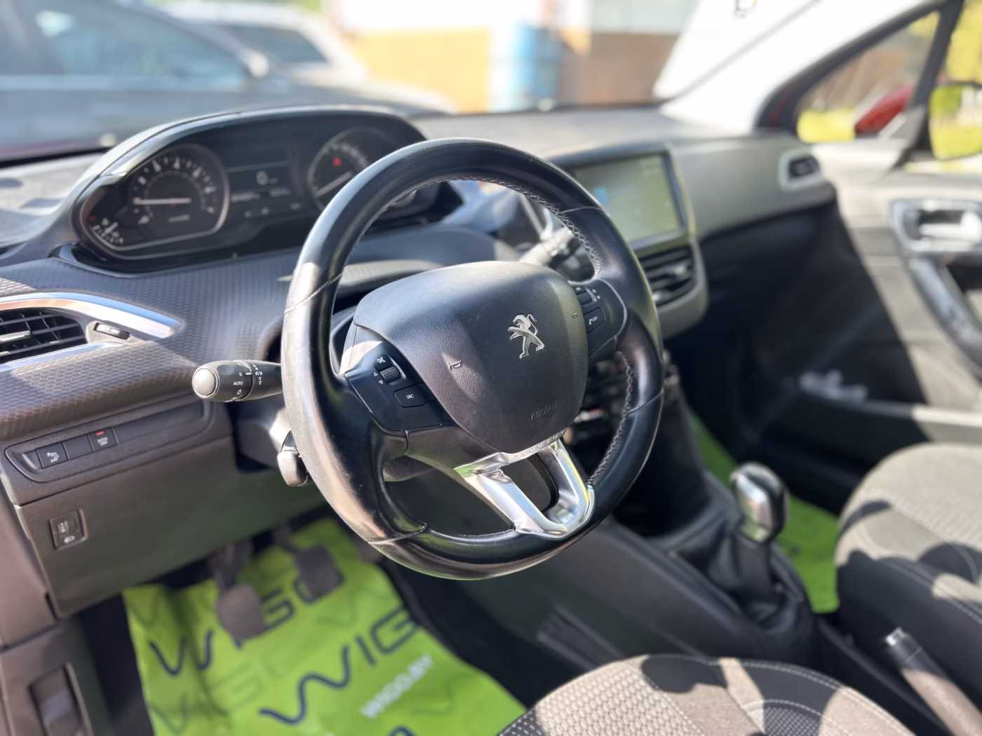 Peugeot 208 фото 9