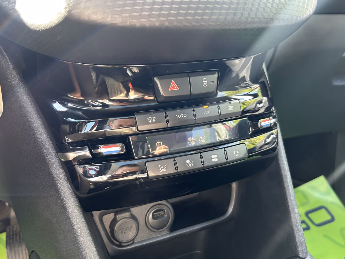 Peugeot 208 фото 15