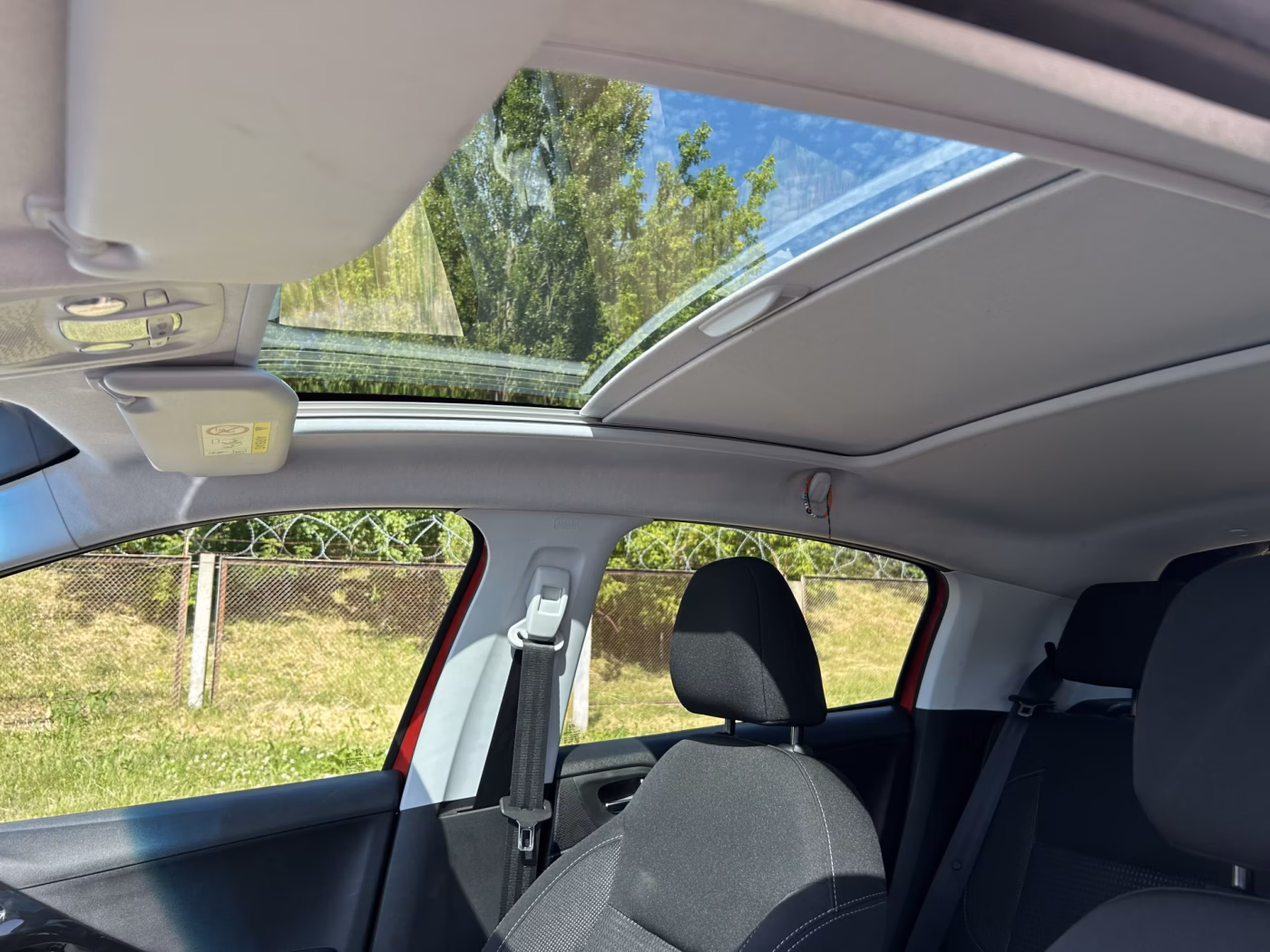 Peugeot 208 фото 18