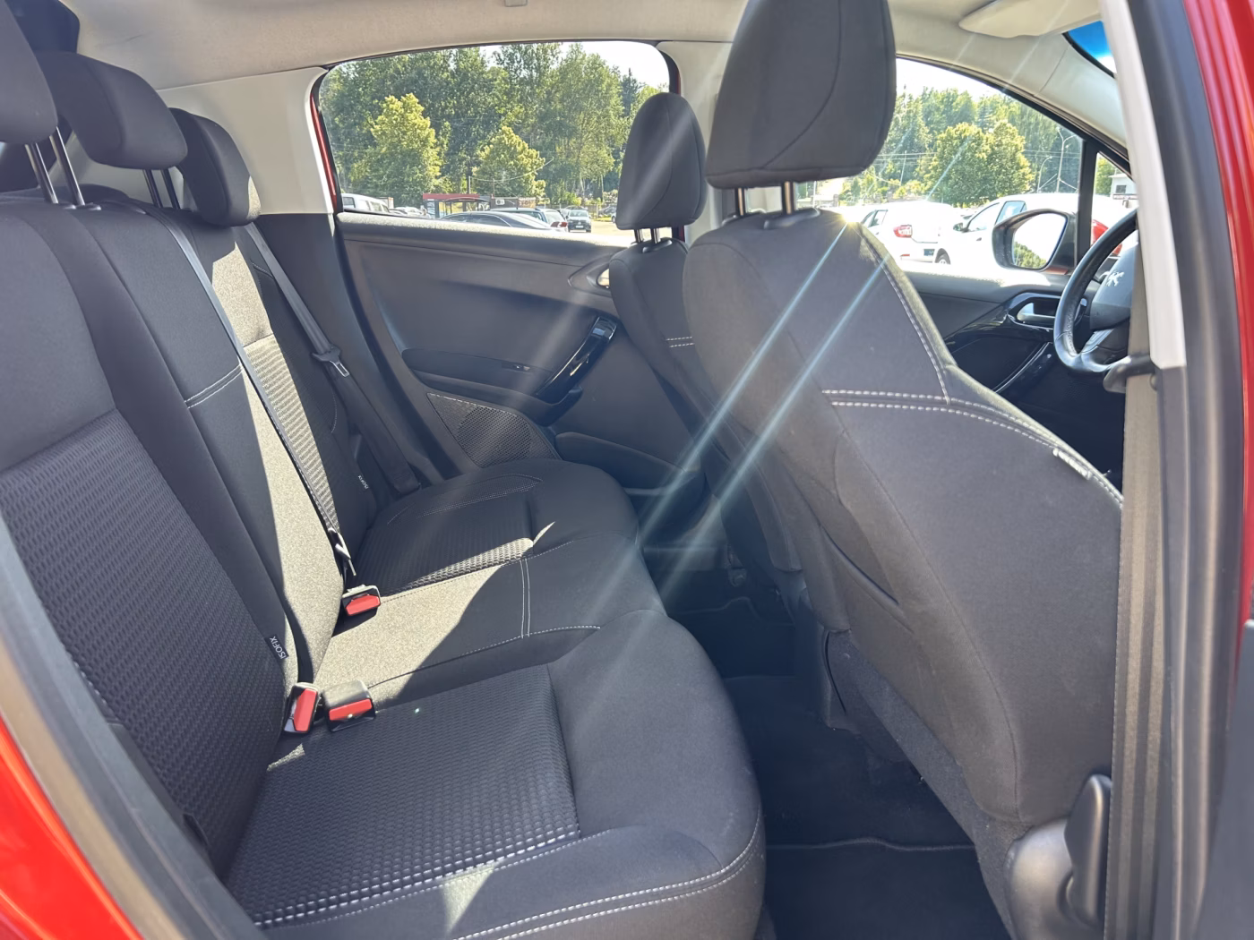 Peugeot 208 фото 12