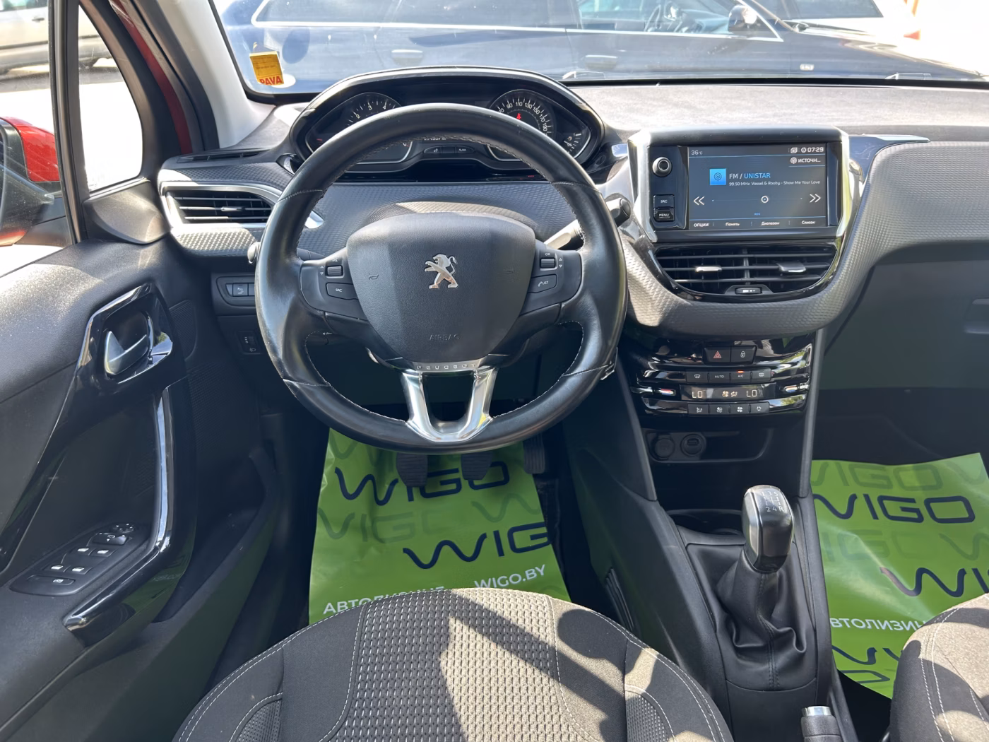 Peugeot 208 фото 13