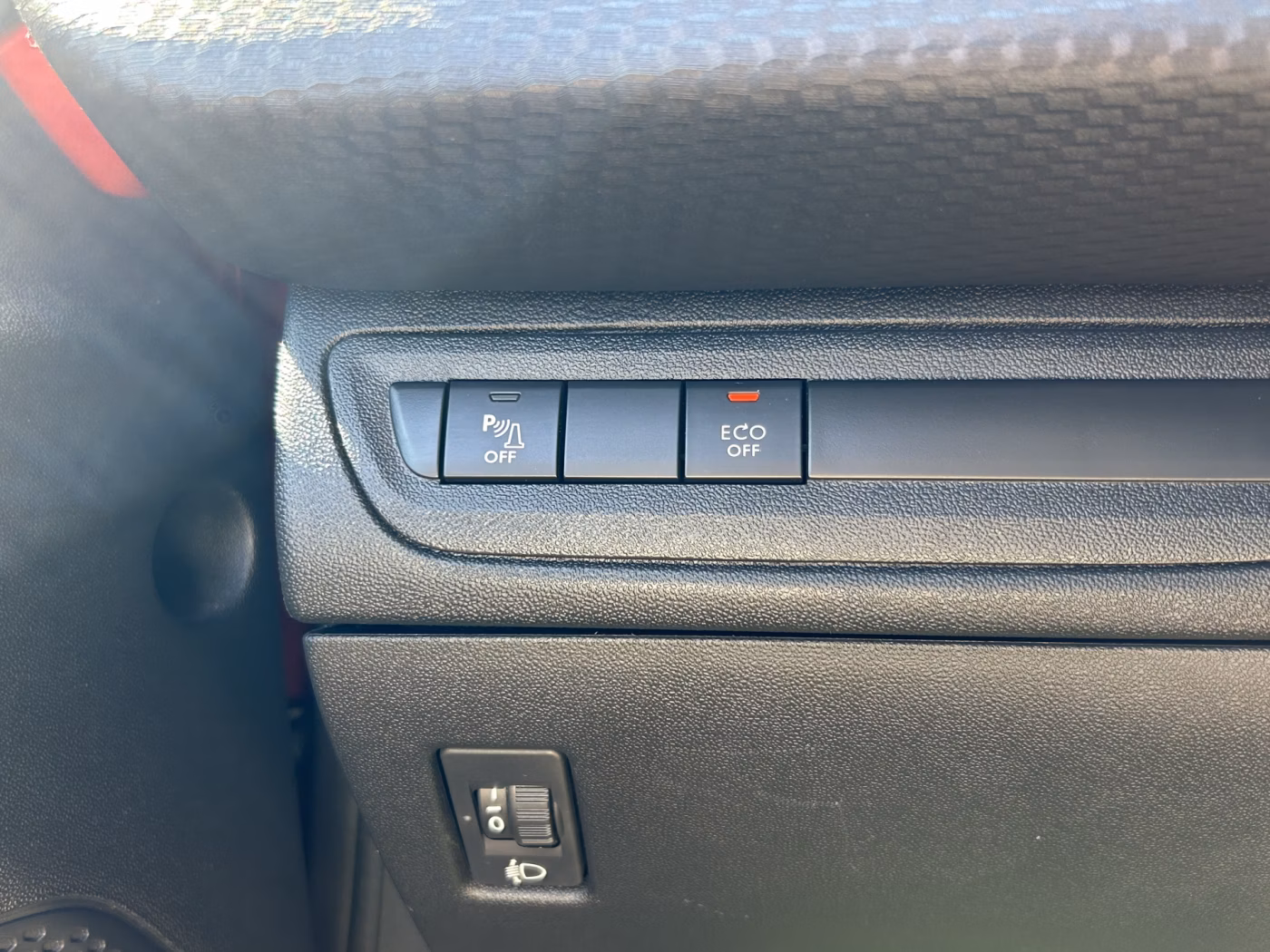 Peugeot 208 фото 16