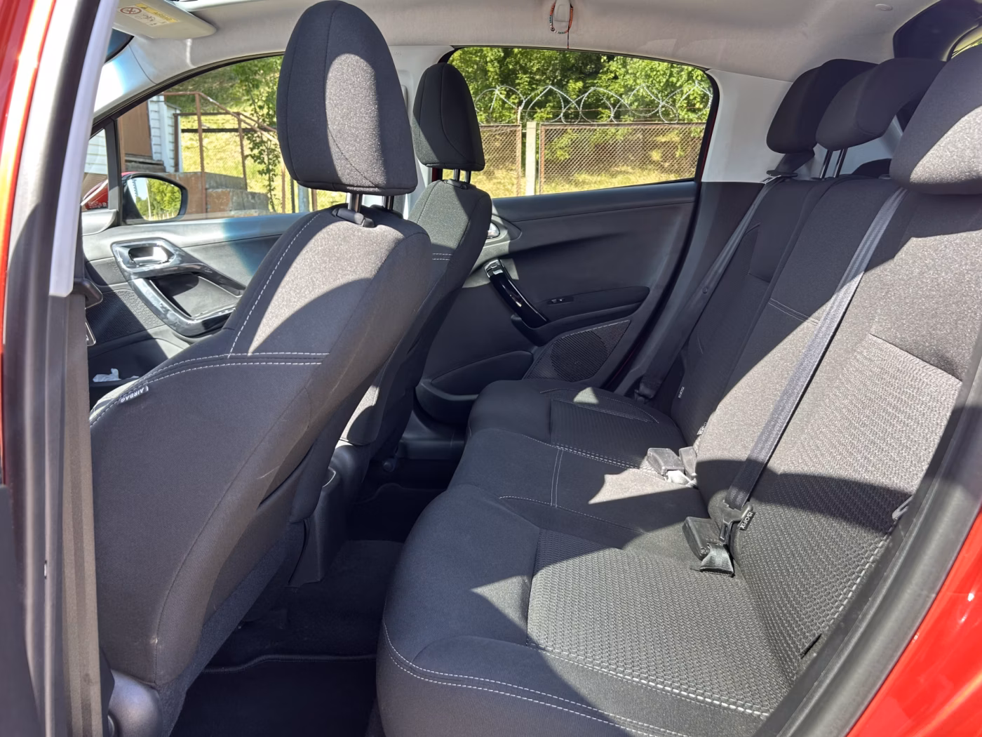 Peugeot 208 фото 11