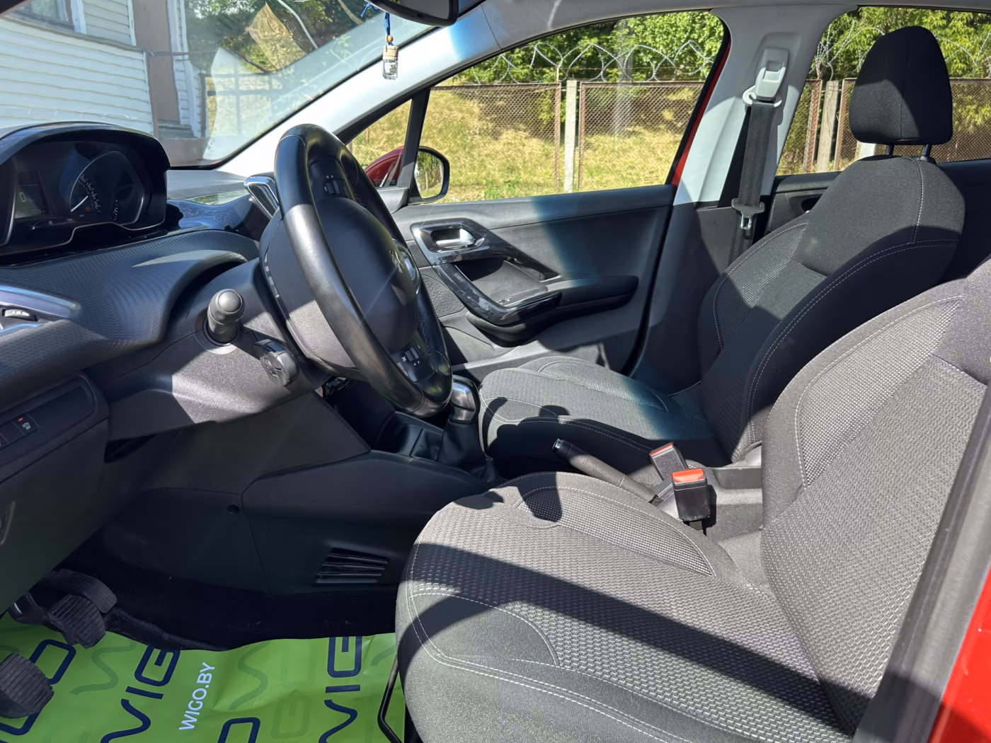 Peugeot 208 фото 10