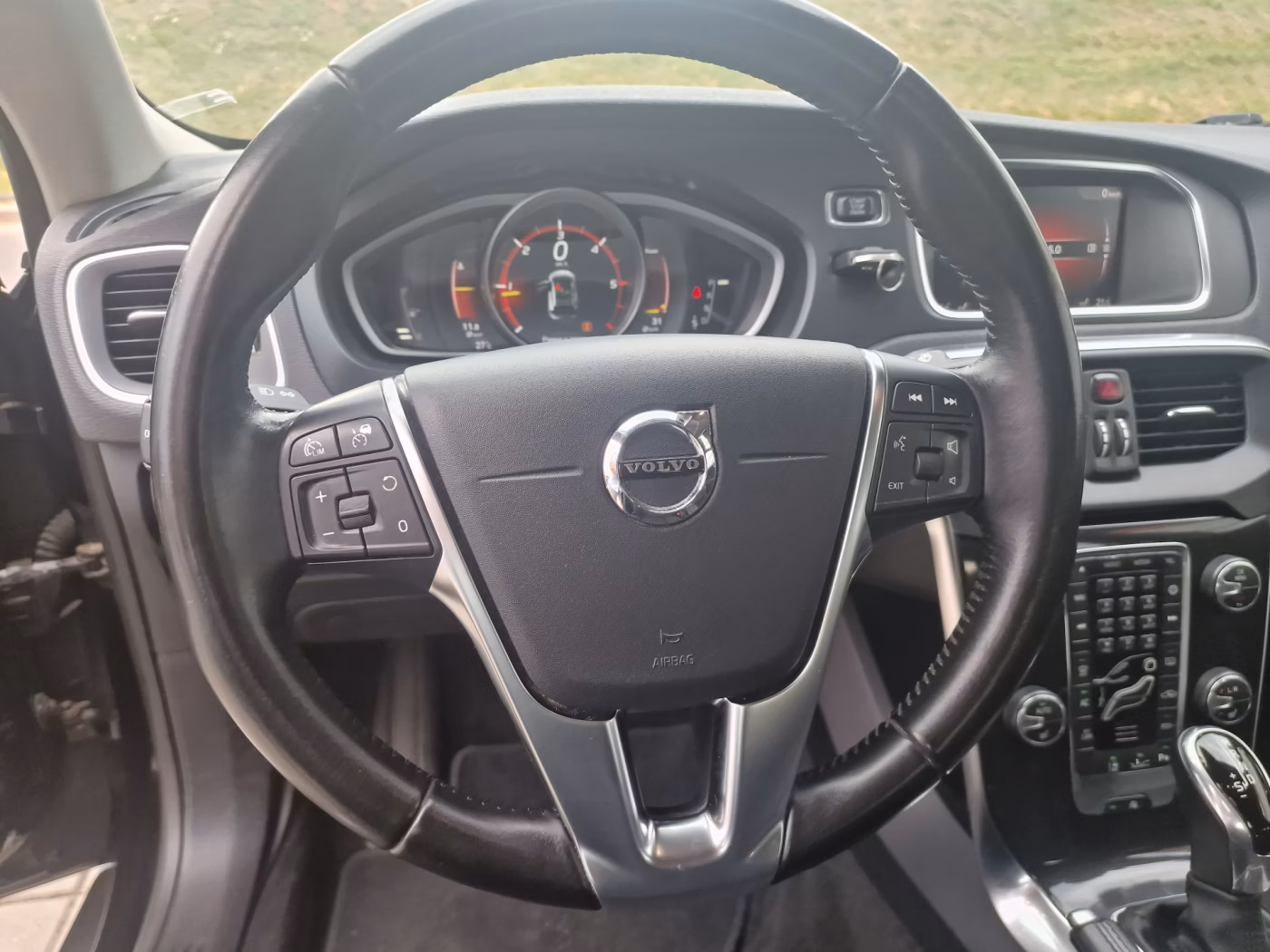 Volvo V40 Cross Country фото 10