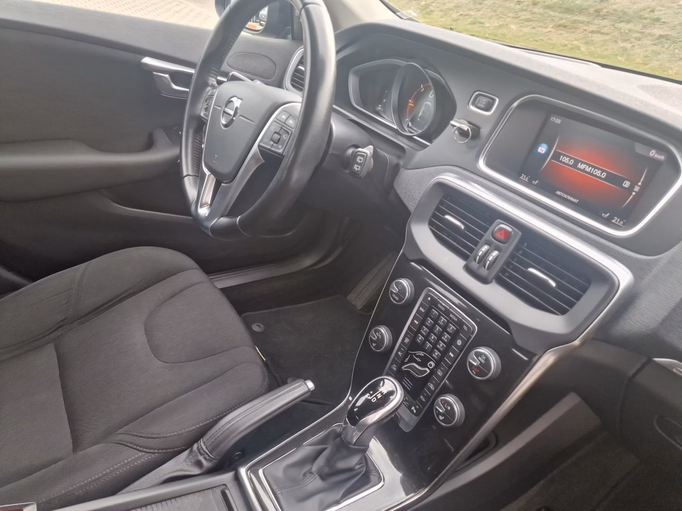 Volvo V40 Cross Country фото 11