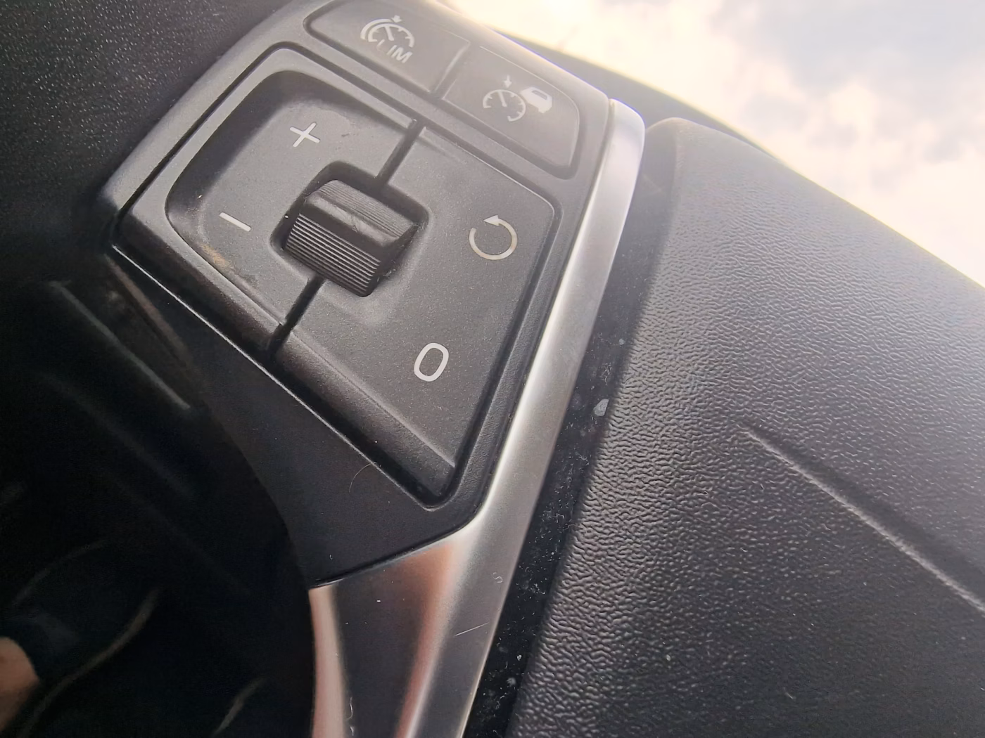 Volvo V40 Cross Country фото 16