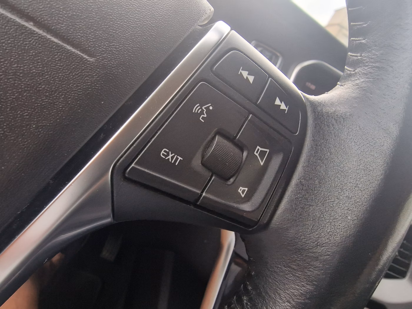 Volvo V40 Cross Country фото 17