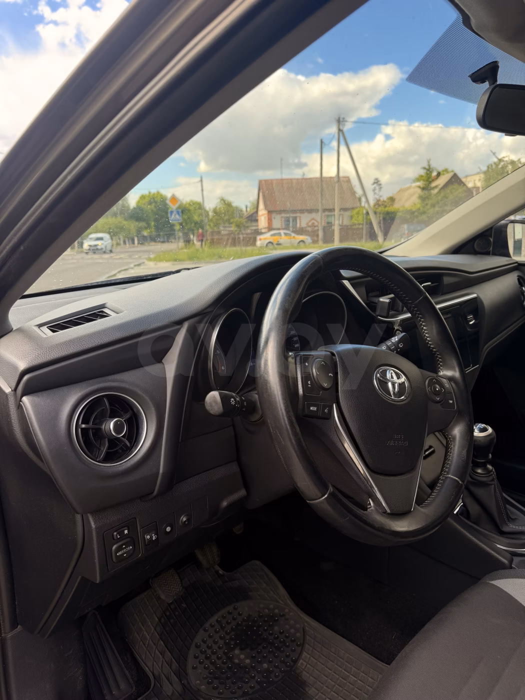 Toyota Auris фото 9