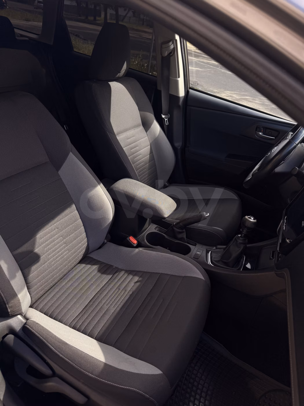 Toyota Auris фото 11