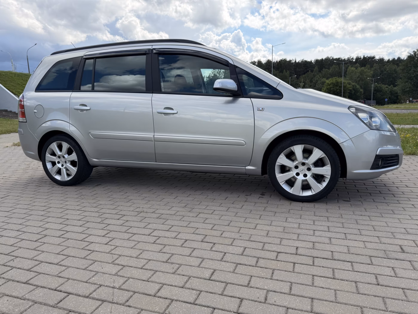 Opel Zafira фото 7