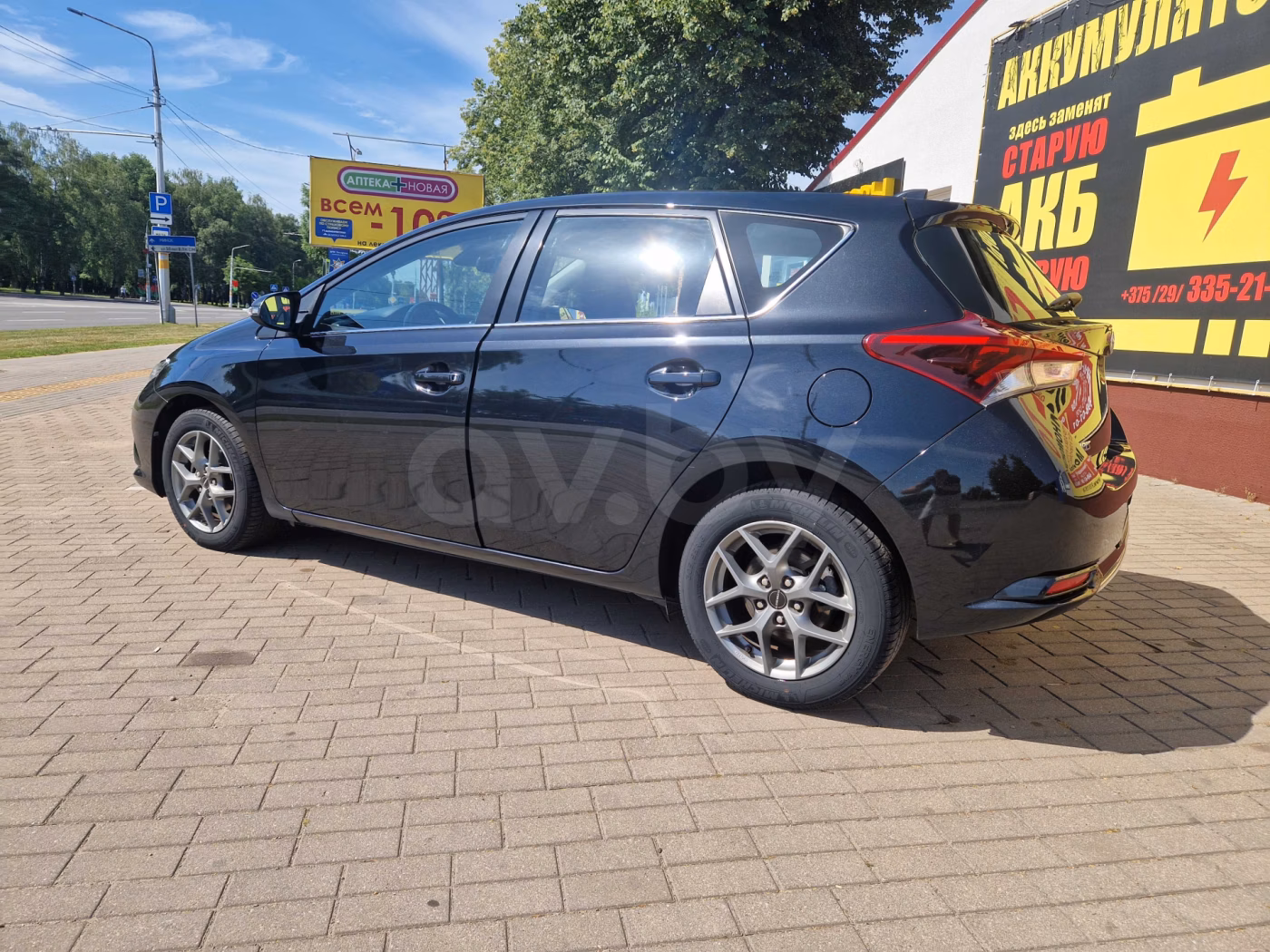 Toyota Auris фото 2