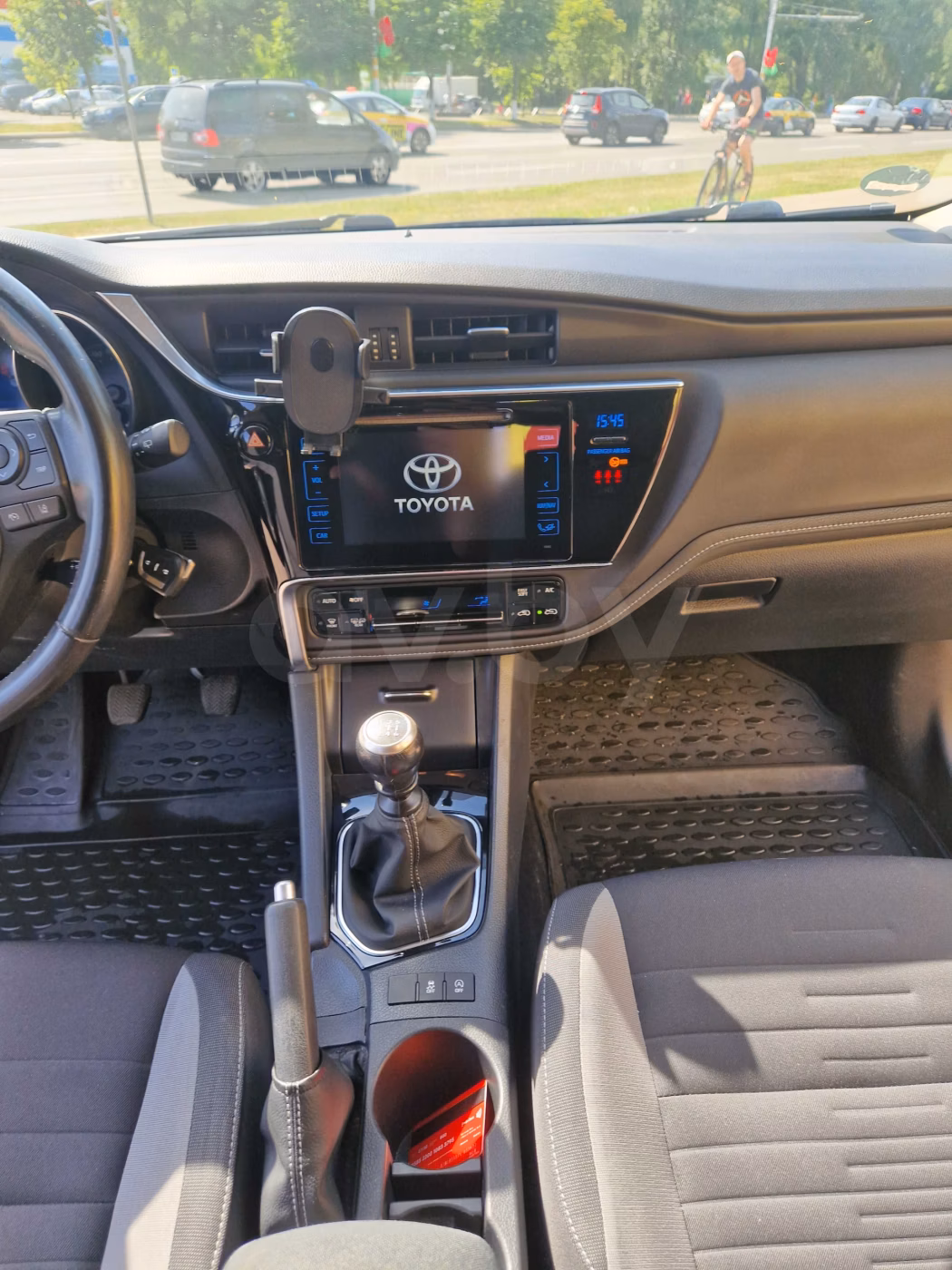 Toyota Auris фото 12