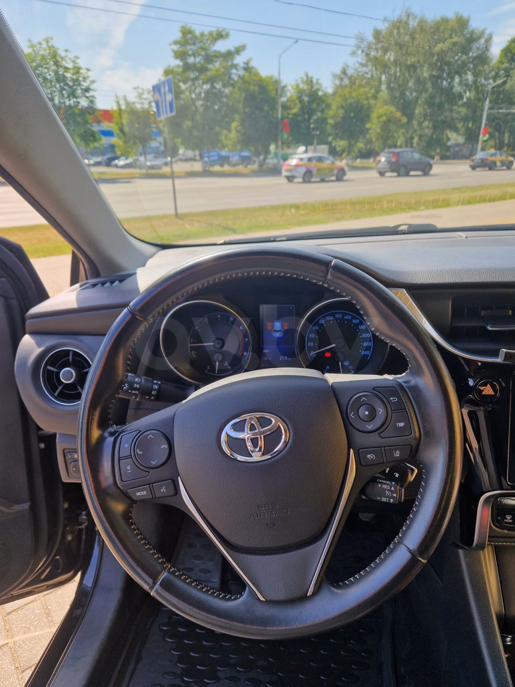 Toyota Auris фото 11