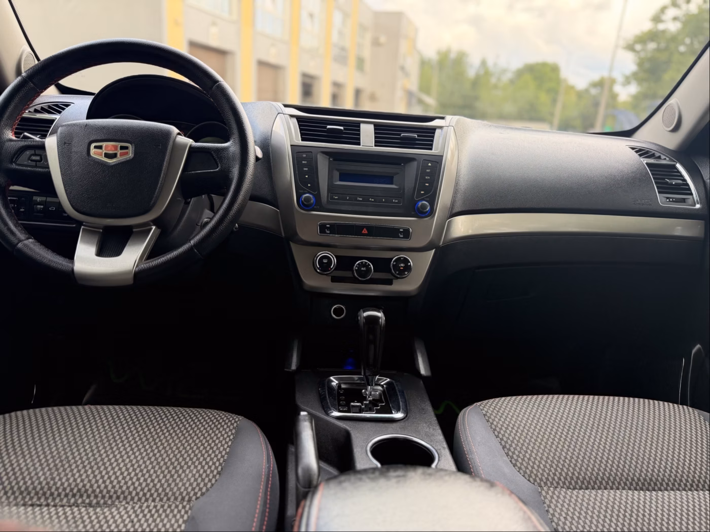 Geely Emgrand X7 фото 12