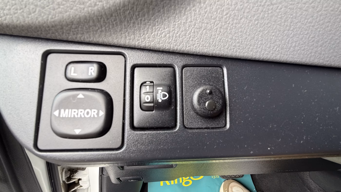 Toyota Yaris фото 13