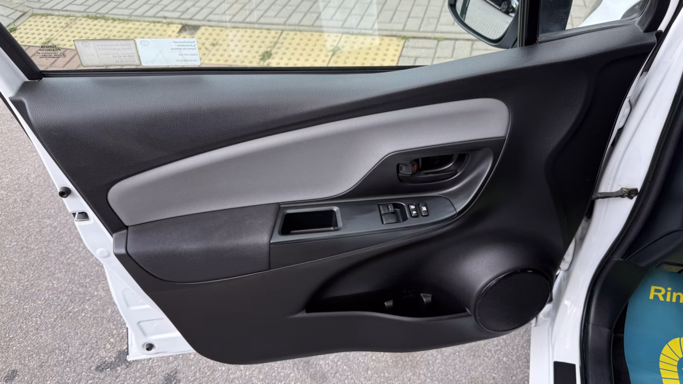 Toyota Yaris фото 11