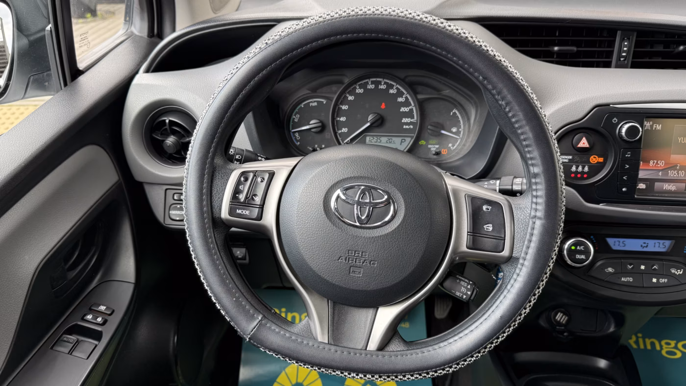 Toyota Yaris фото 18