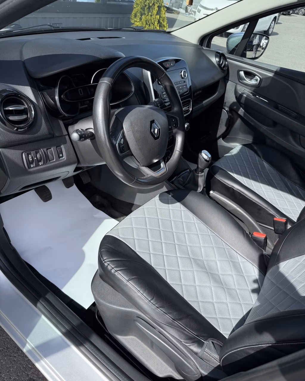 Renault Clio фото 9