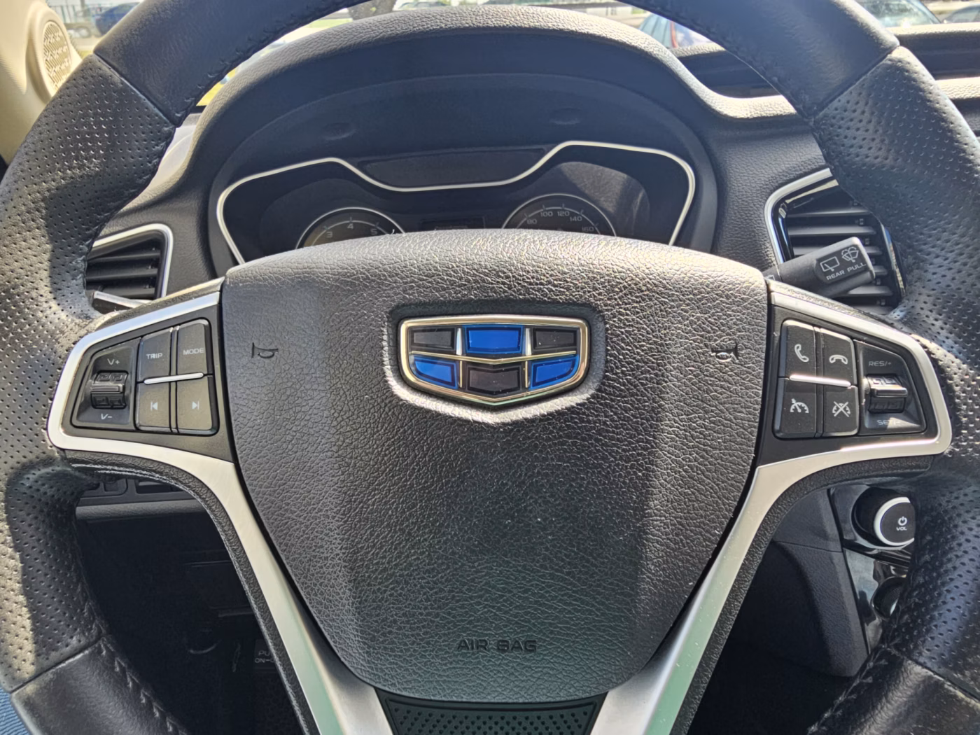 Geely Emgrand X7 фото 23