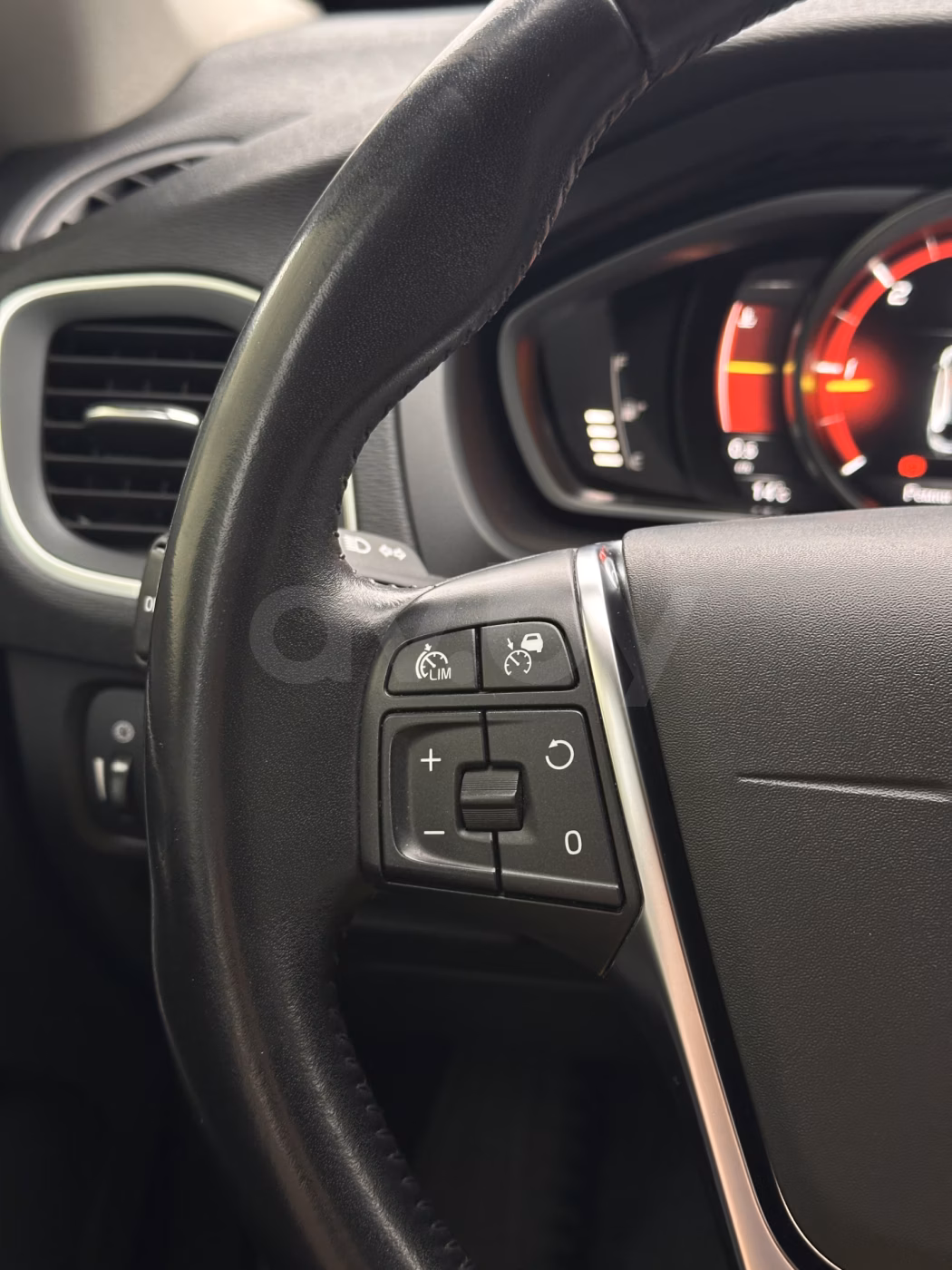 Volvo V40 фото 14