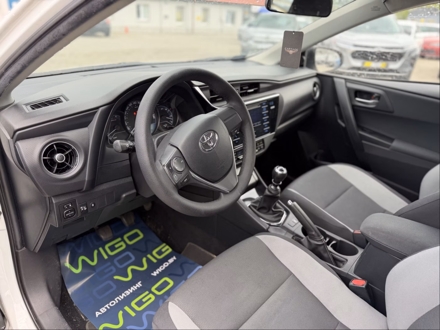 Toyota Auris фото 12