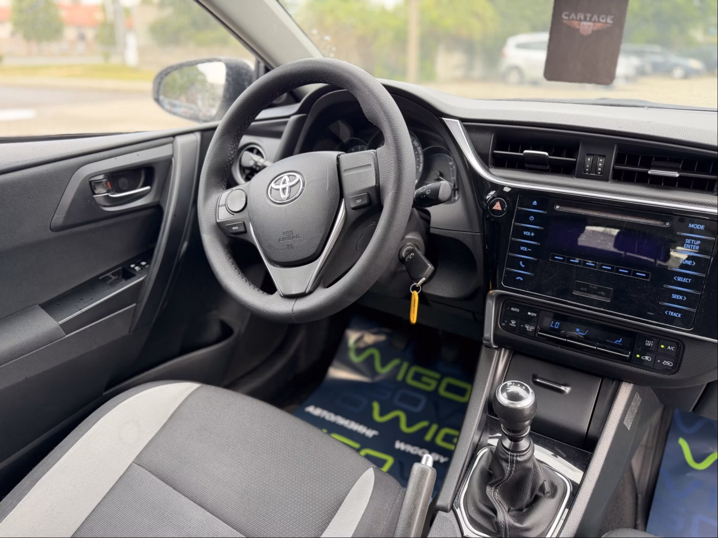 Toyota Auris фото 18