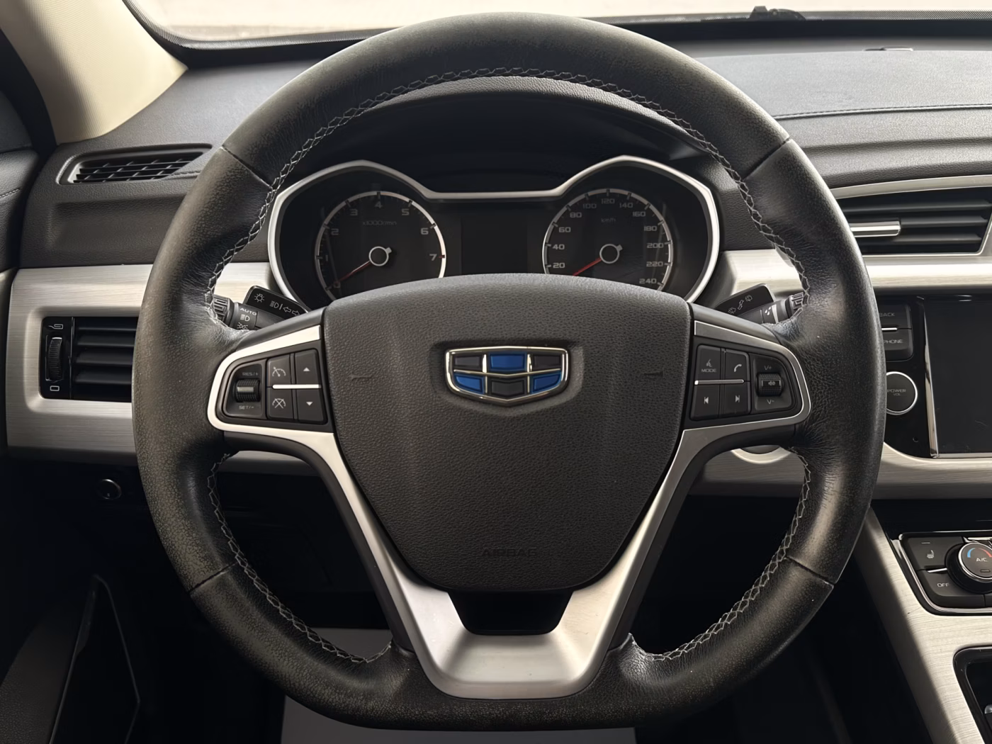 Geely Atlas фото 12