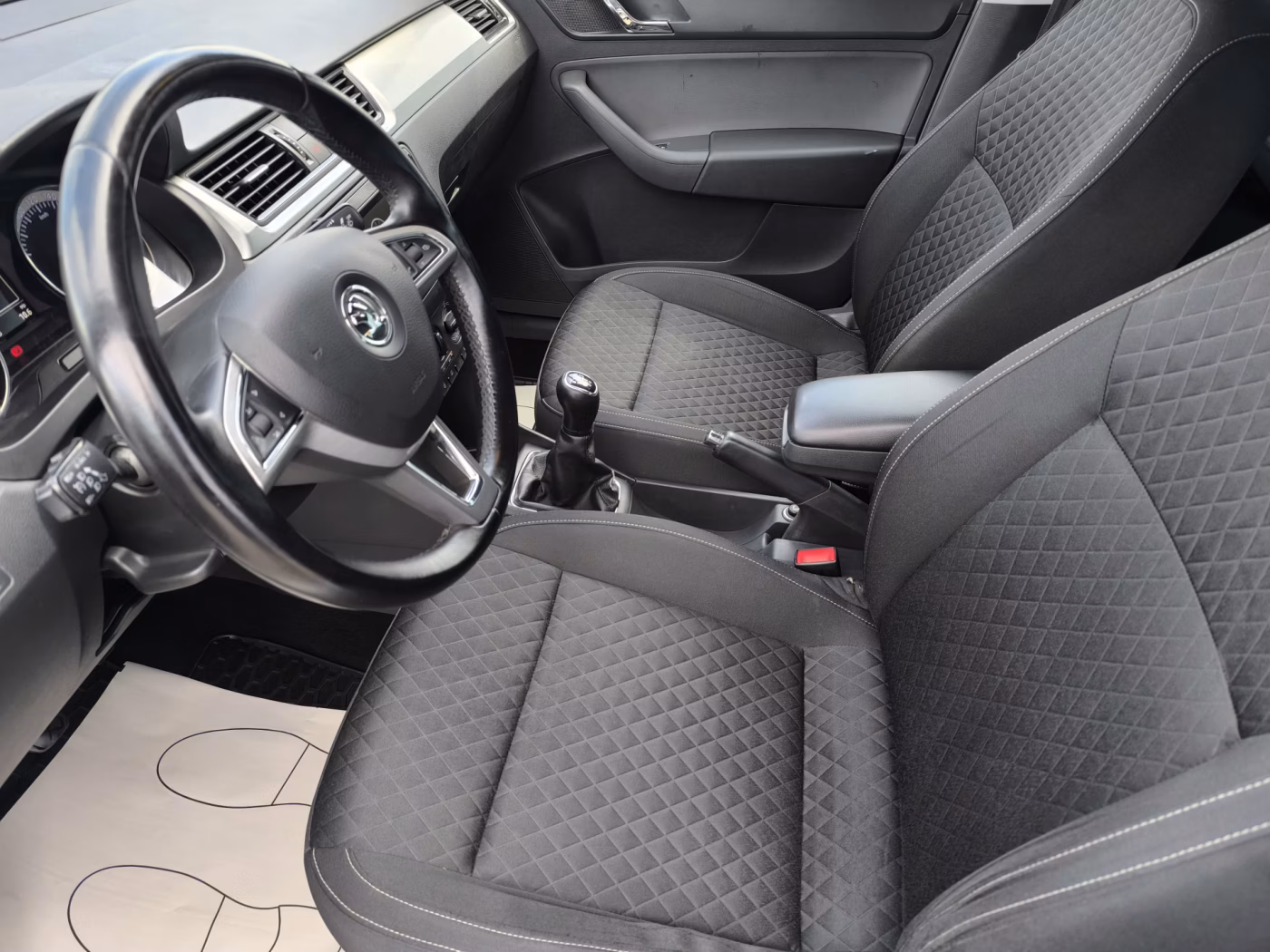 Skoda Rapid фото 8