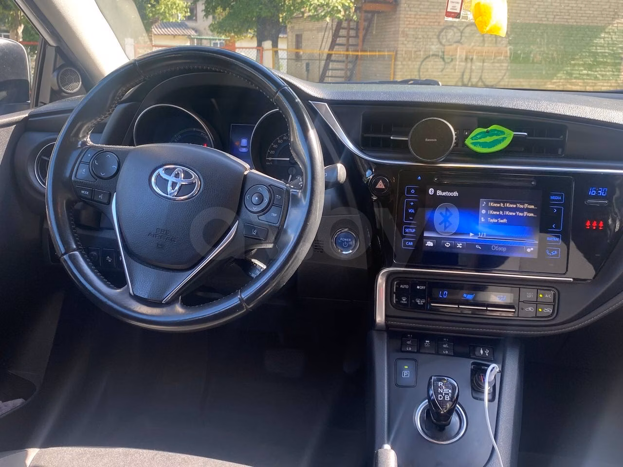 Toyota Auris фото 9