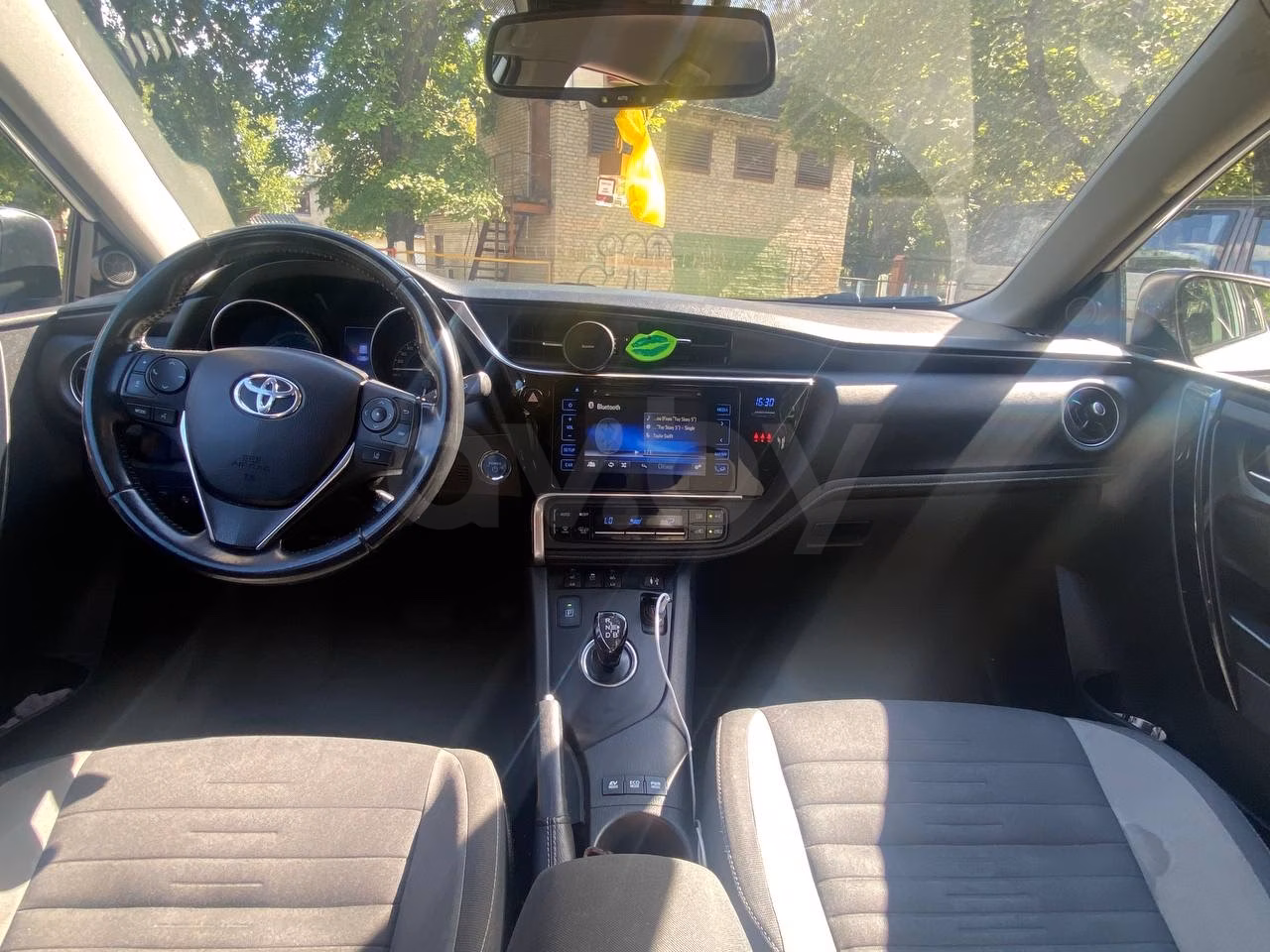 Toyota Auris фото 8
