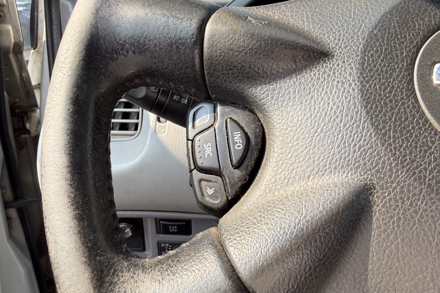 Nissan Almera Tino фото 16