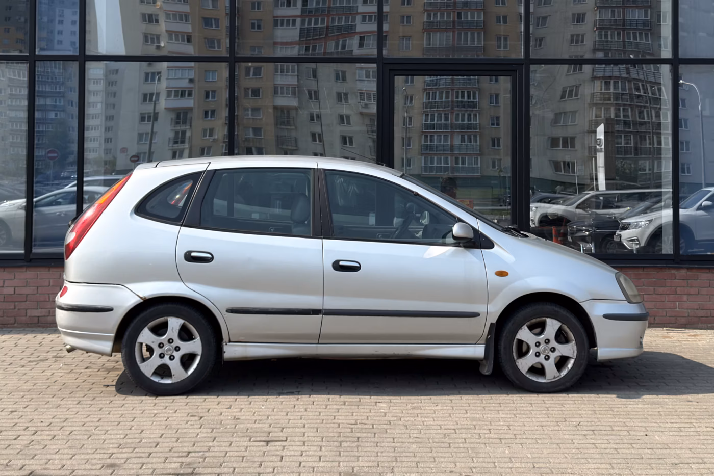 Nissan Almera Tino фото 4