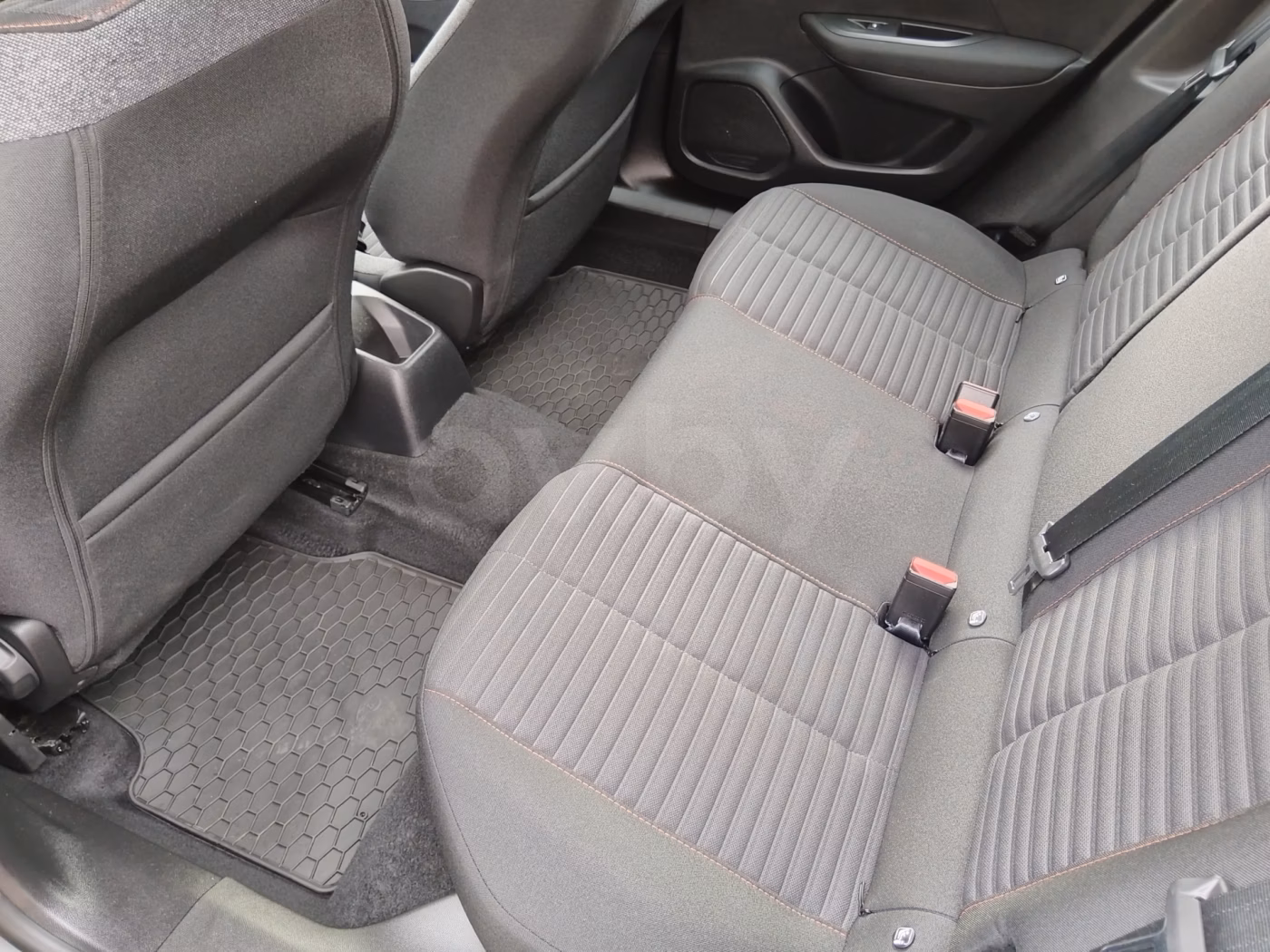 Peugeot 2008 фото 11