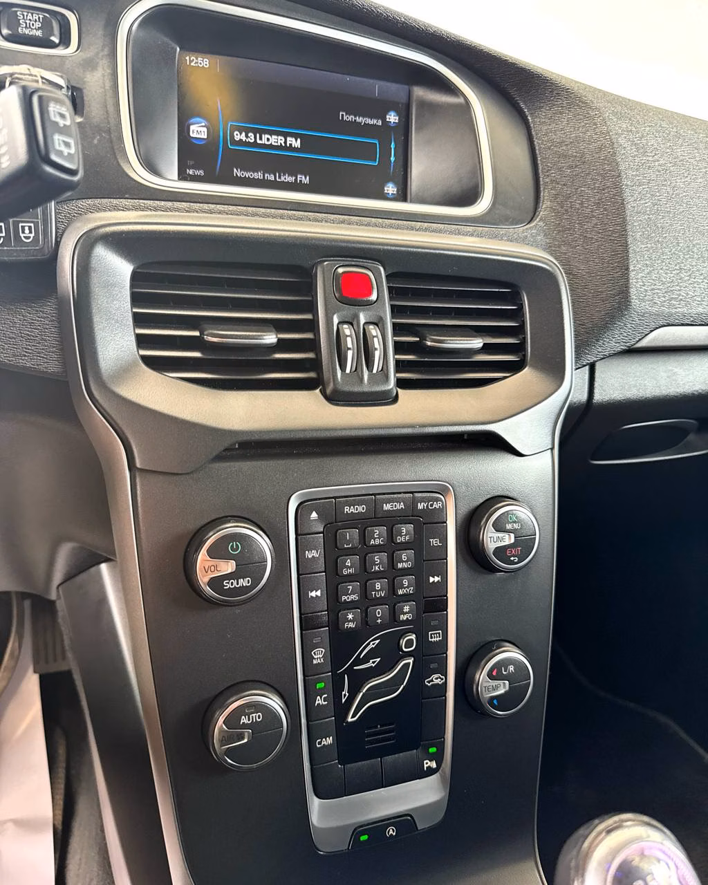 Volvo V40 фото 11