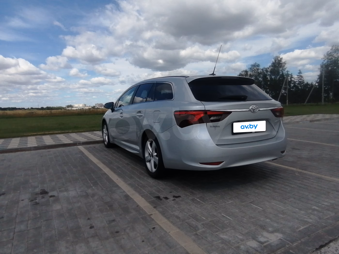 Toyota Avensis фото 12