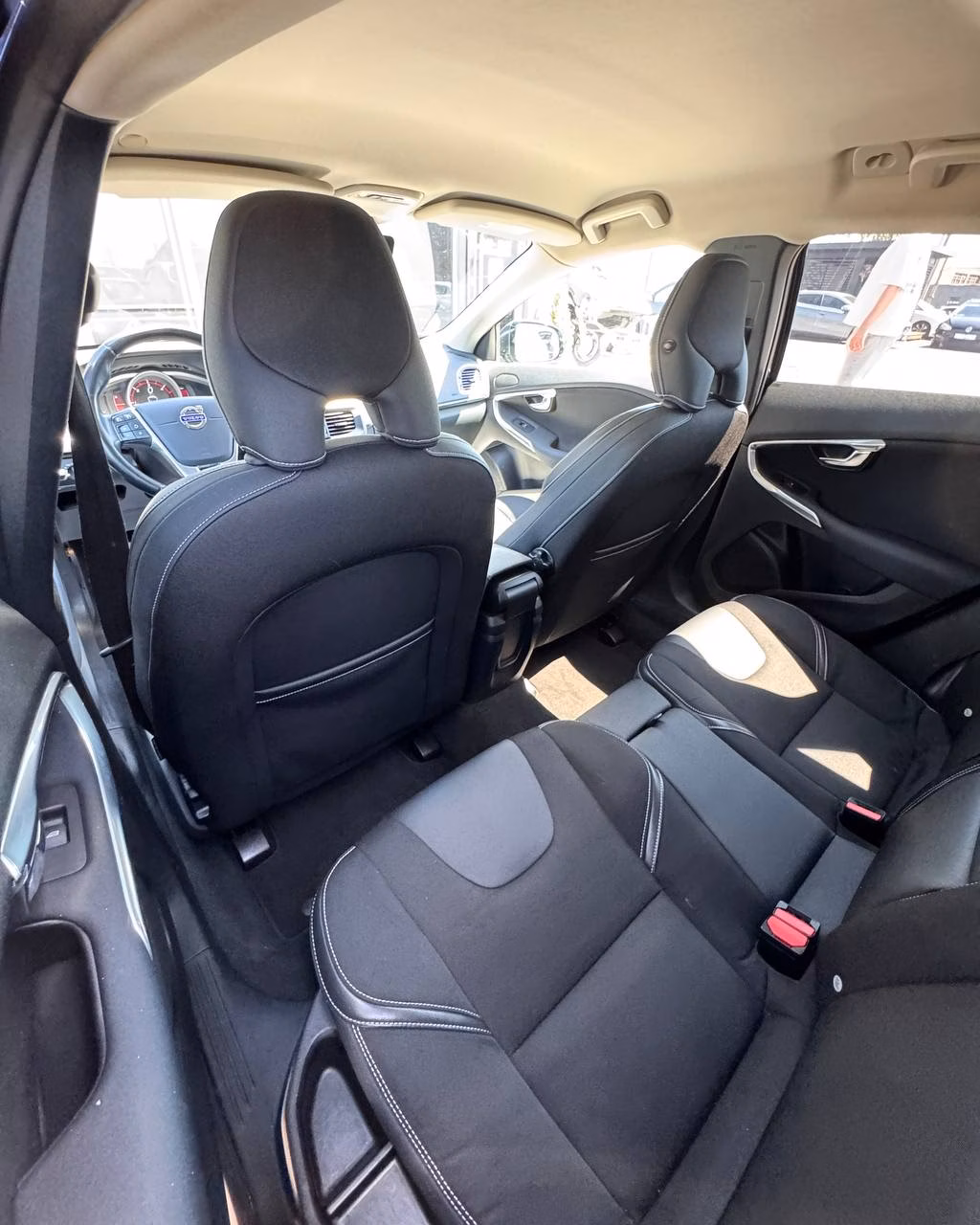 Volvo V40 фото 11