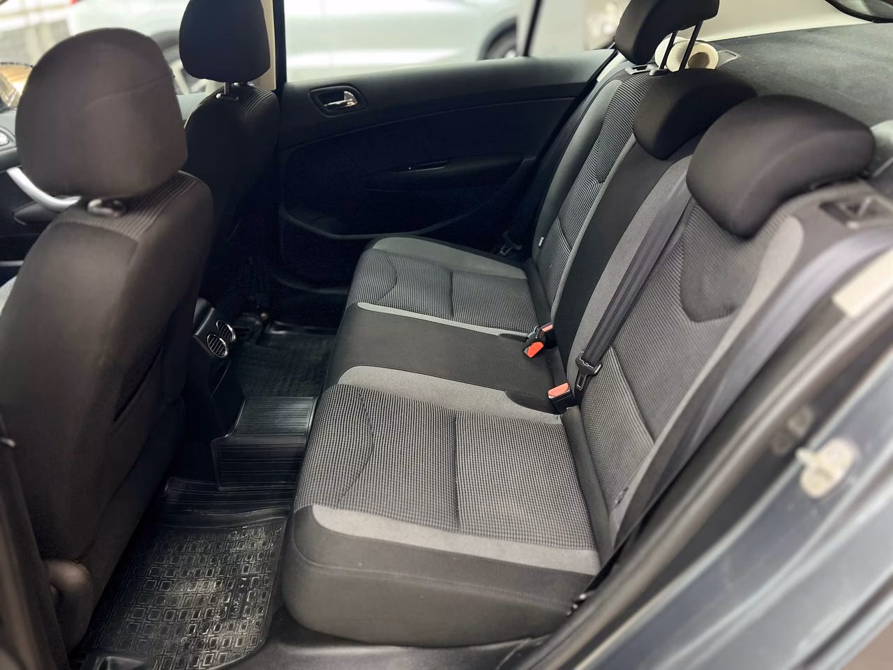 Peugeot 408 фото 8