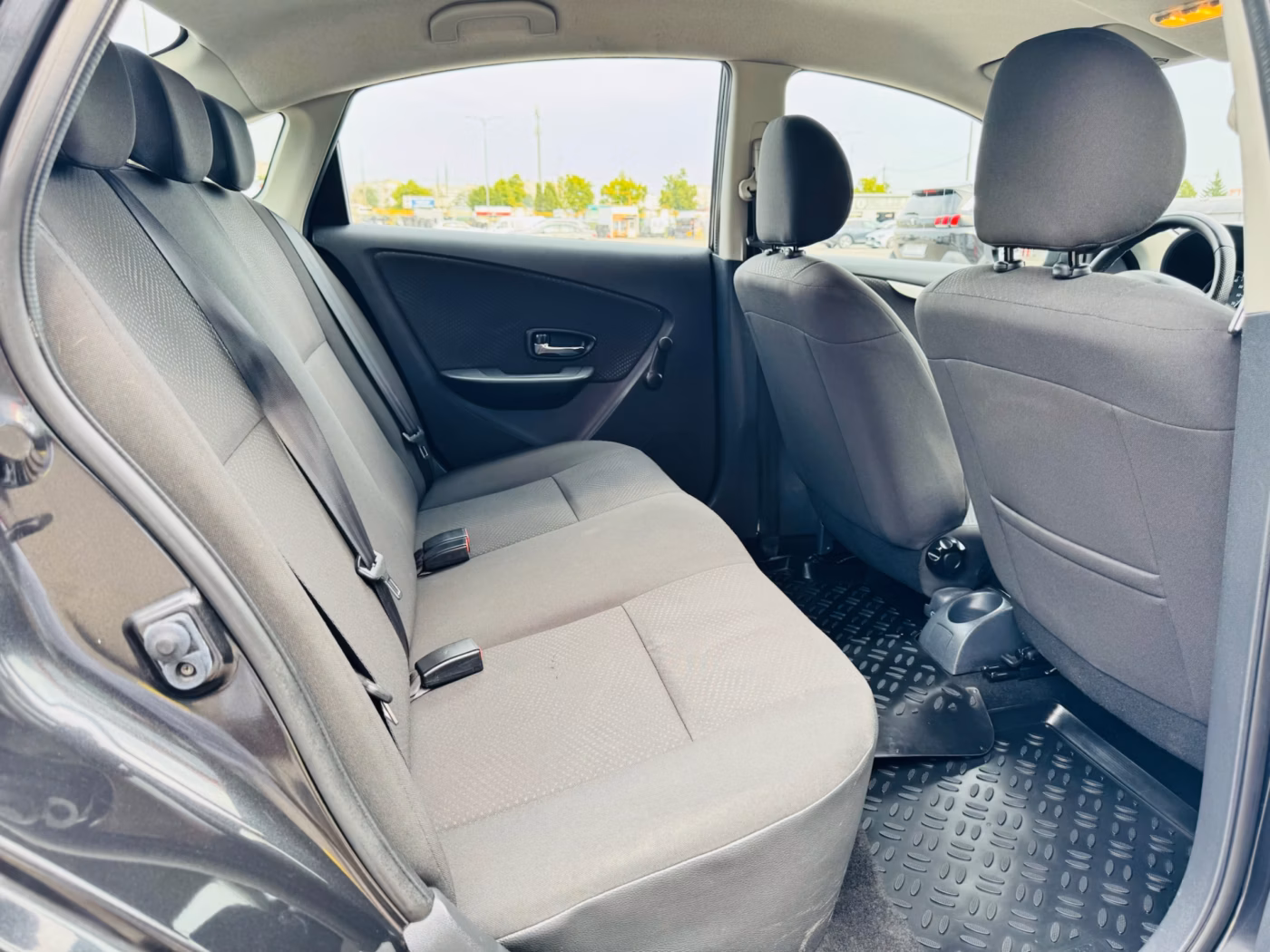 Nissan Almera фото 7