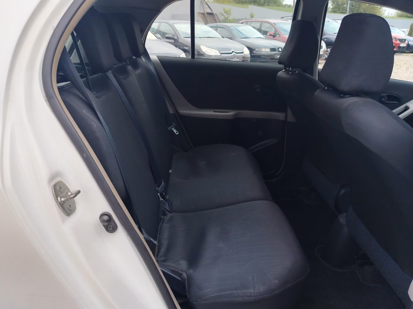 Toyota Yaris фото 11