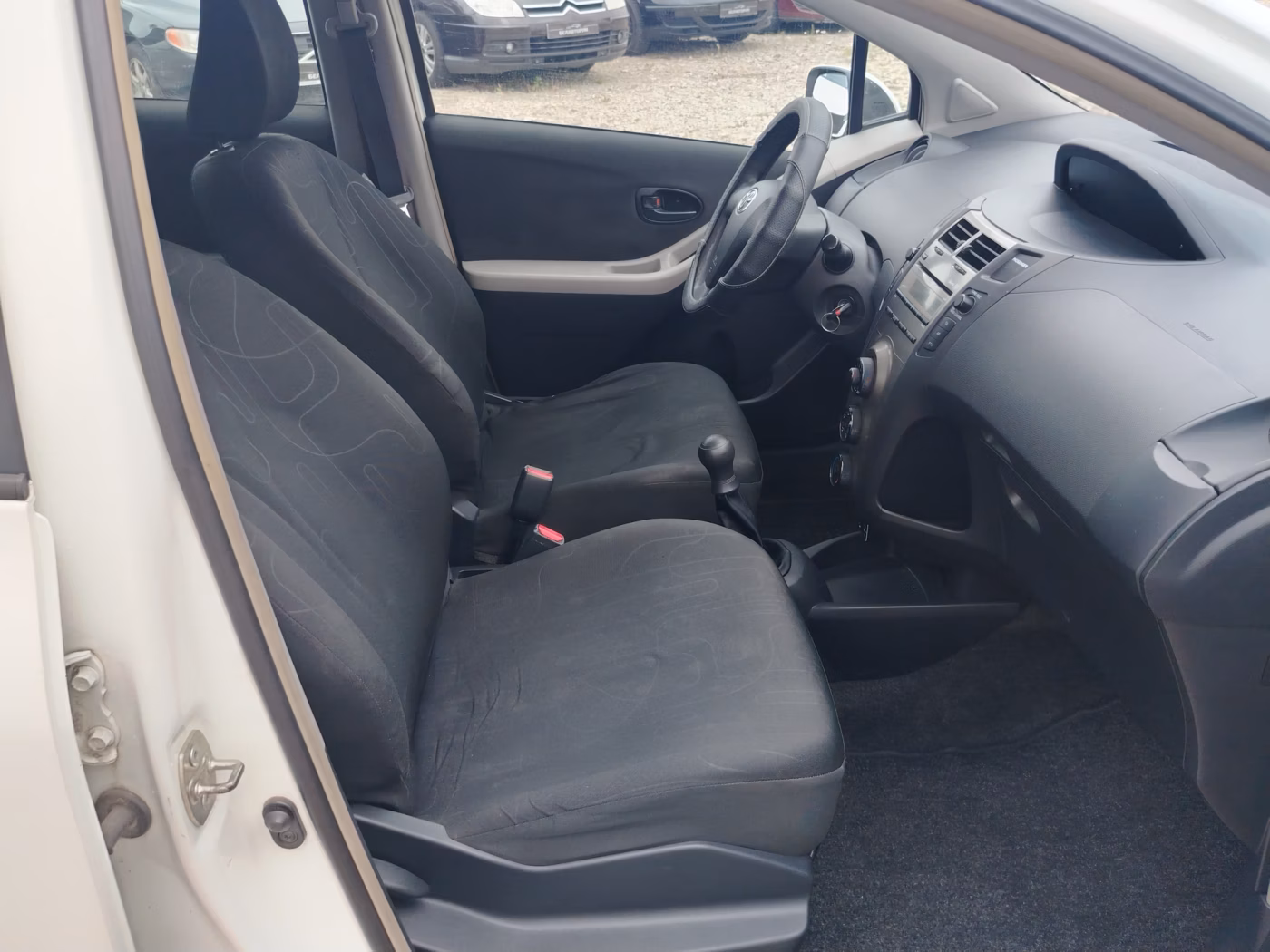Toyota Yaris фото 12